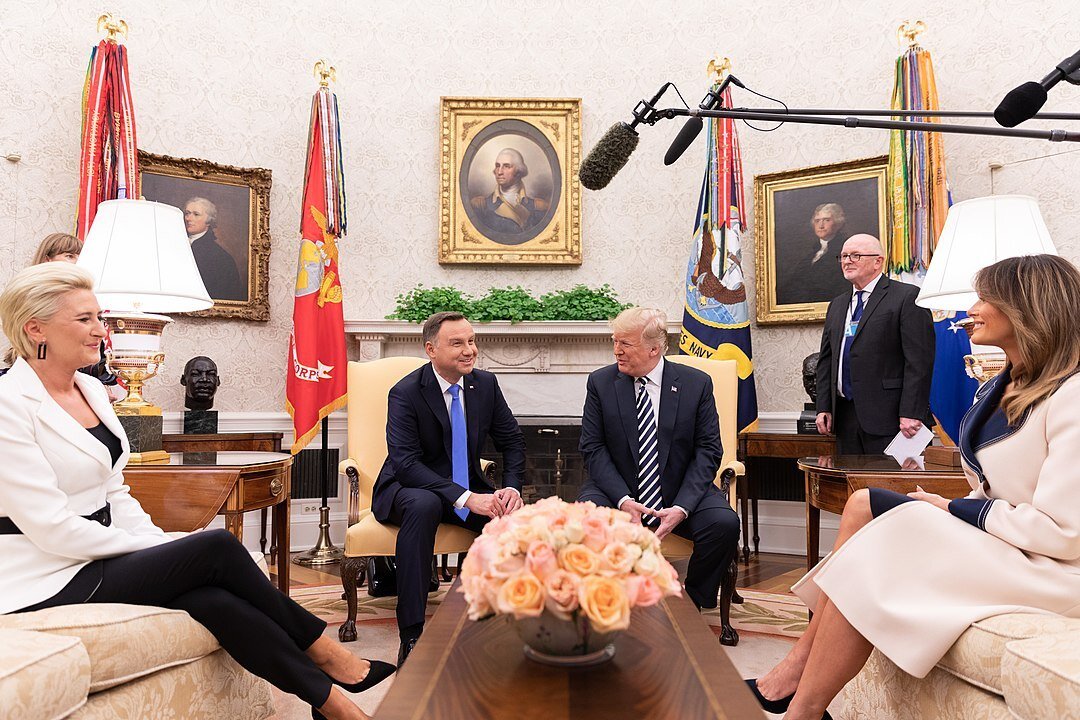 1080px-President_Trump_and_the_First_Lady_Welcome_the_President_of_the_Republic_of_Poland_and_Mrs._Agata_Kornhauser-Duda_44720926512.jpg