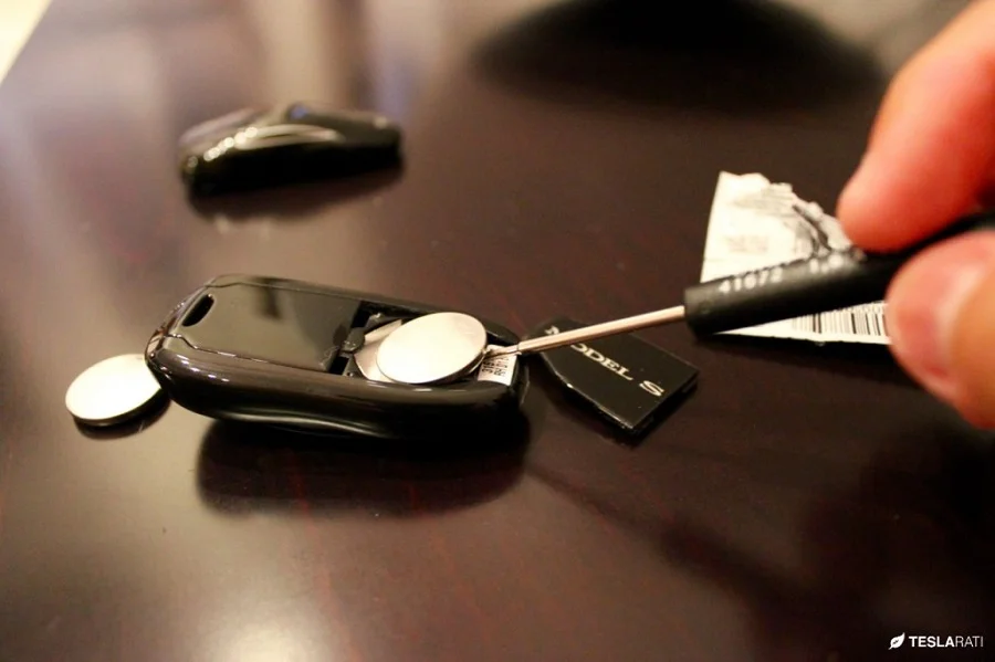 09-12-17-AAAA-Tesla-Key-Fob-Battery-7-1024x682.jpg