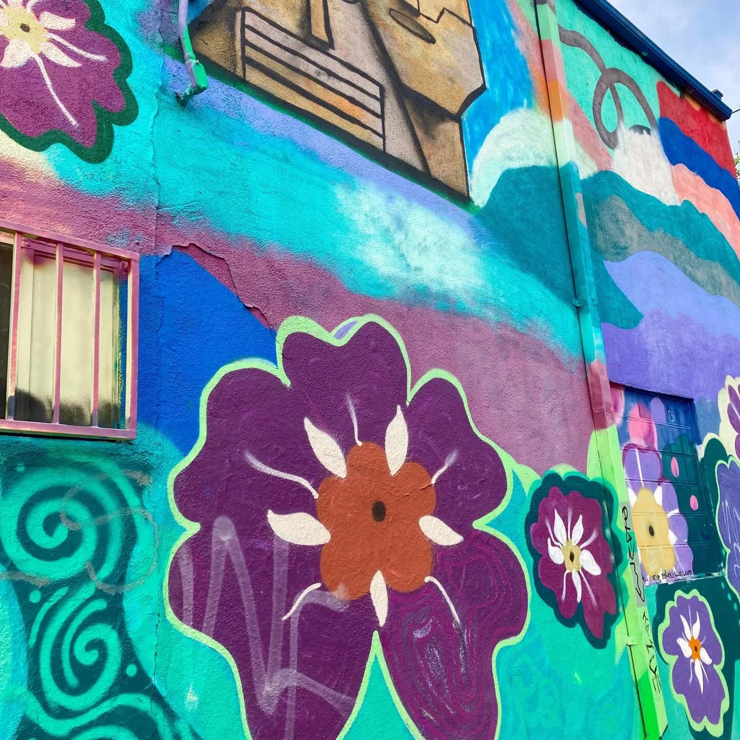 Scenes from my afternoon walk. I may get into street photography now that I&rsquo;m living in an urban area. It&rsquo;s been awhile since I used my 35mm 

It&rsquo;s time to start making art again 

#losangeles #easthollywood #streetphotography #litt