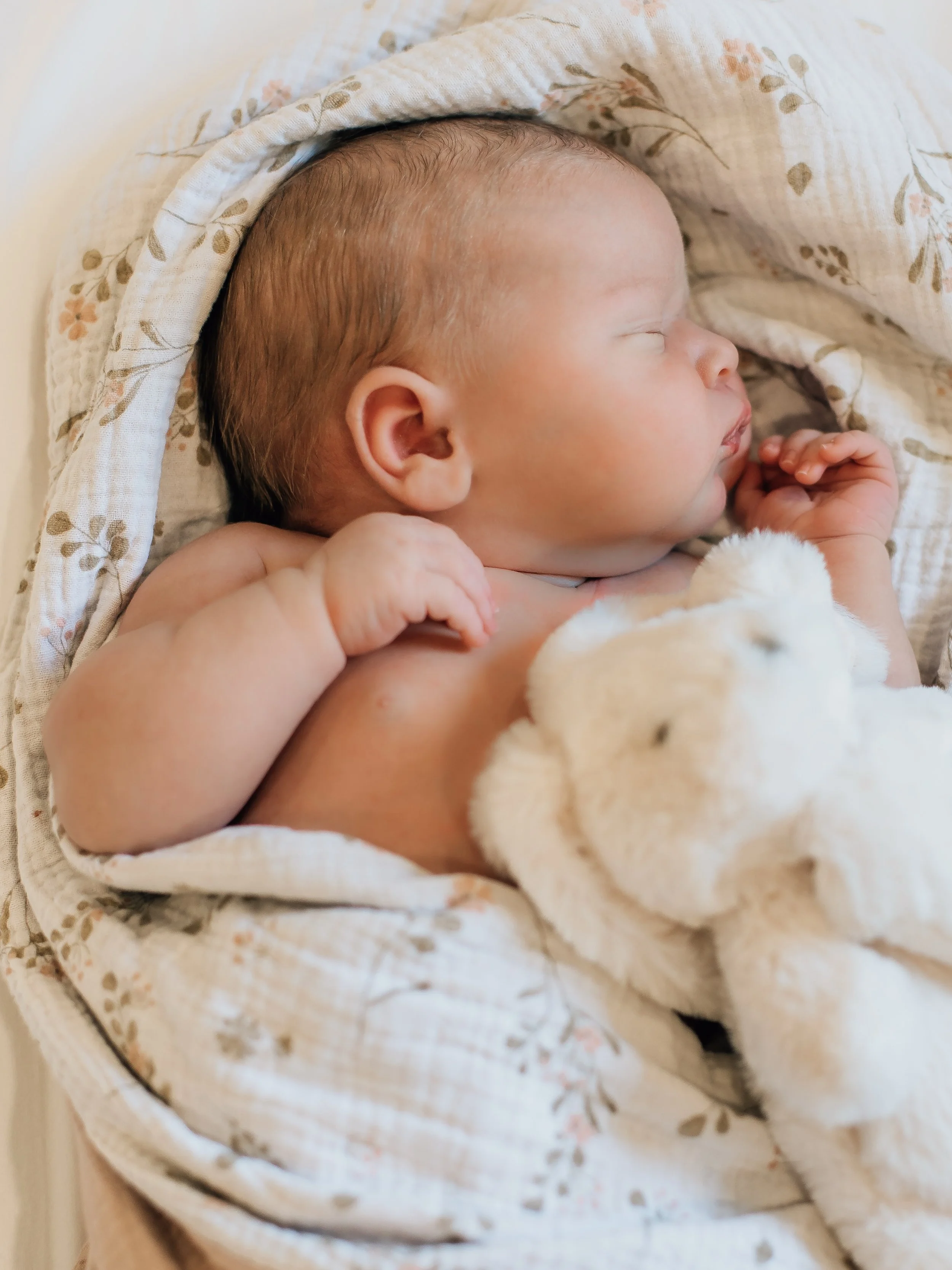 One month of loving our sweet little Selah! We thank God for her every single day and love her more than words can say. 💕 
.
.
.
.
#onemonthbirthday👶🏻🍼❤️🎀 
#kcmofamilyphotographer #kansascityfamilyphotographer