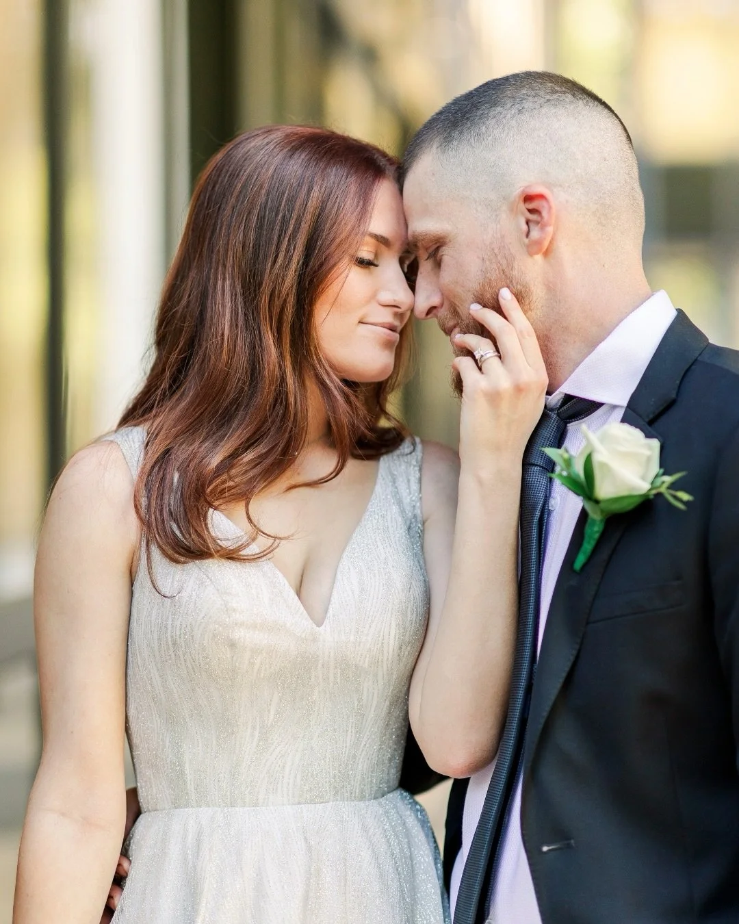 Sharing an unforgettable after wedding session in the heart of #downtownsacramento 👰&zwj;♀️ 💍 🤵&zwj;♂️ 
.
.
.
.
#kansascityweddingphotographer #downtownsession #streetphotography #kcmoweddingphotographer