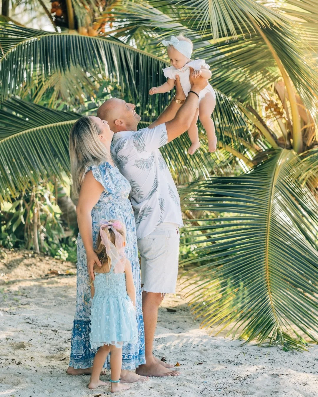 Throwback to this dreamy beach session &mdash; palm trees, golden hour, and all the little moments in between 🌴 
.
.
.
.
#kansascitybasedphotographer