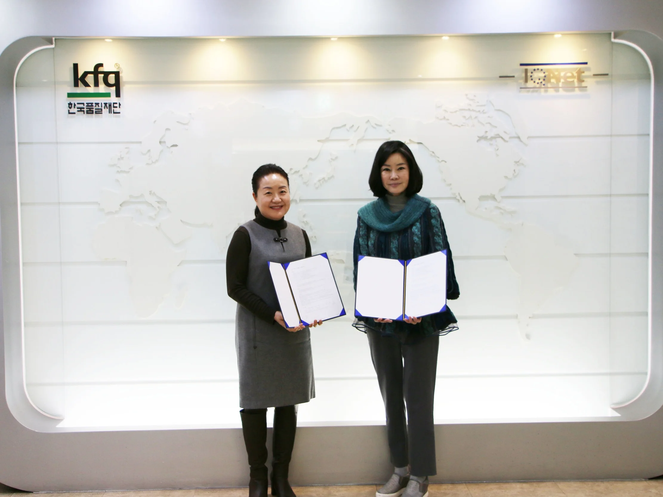 (재)한국품질재단의 인증프로램개발 2018년 12월 28일 (재)한국품질재단(KFQ)의 남태현대표 업무협약을 체결한뒤, 주요 ISO인증프로그램을 개발하여 런칭하기위해 교육운영팀 김낙형원장과 계약을 체결했다. KFQ의 주요인증프로그램인 IATF 16949와 ISO관련한 인증프로그램들을 Gnowbe 마이크로러닝 플랫폼에 개발중에 있으며 3월중에 런칭할 계획이다.