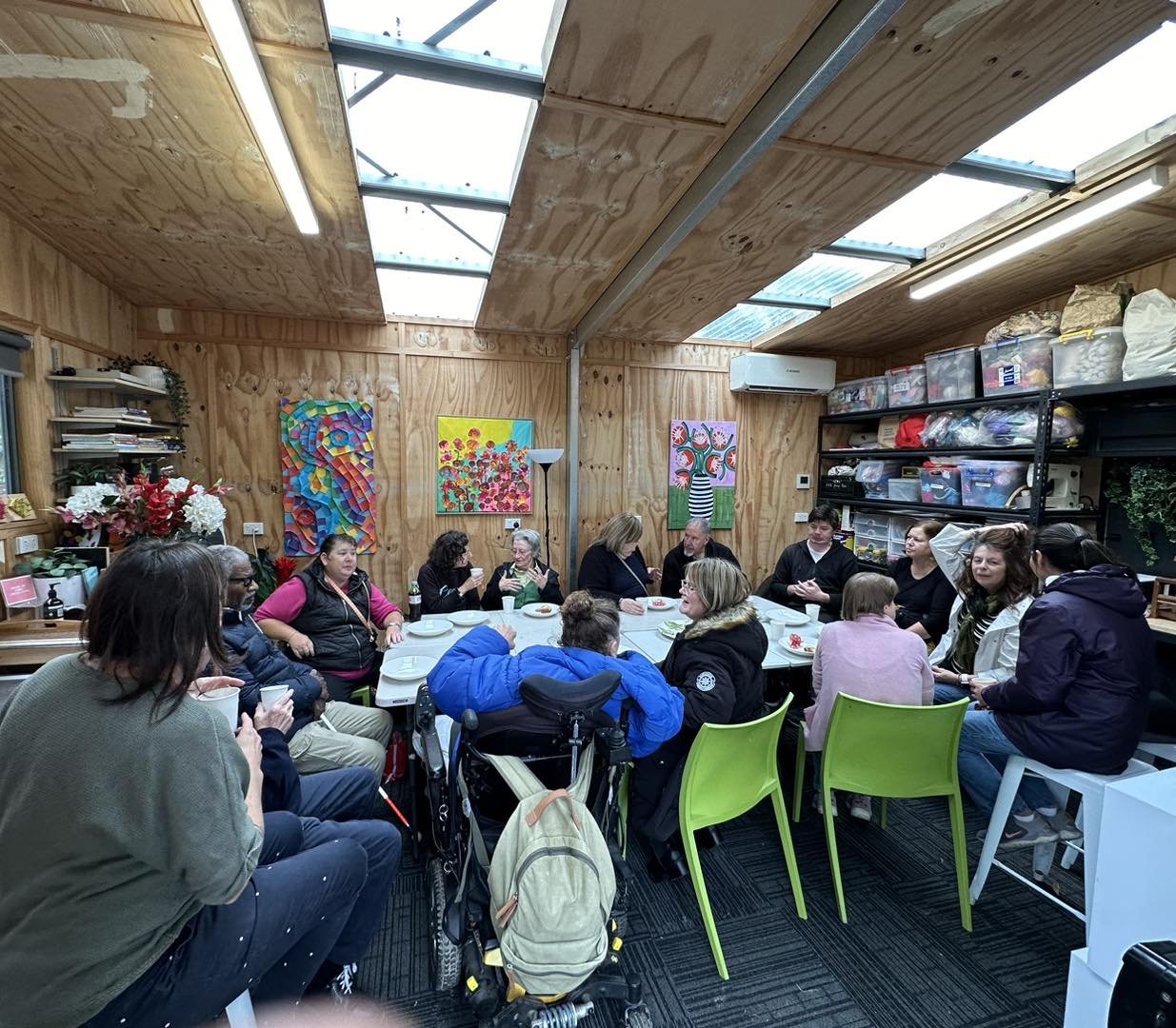 Packed out at Community Lunch in the shed this week. 16 is quite a squeeze in there! Fabulous food from our @cwaalphington friends. Looking forward to being back inside from here on in #communitylunch #neighbourhoodhousesvictoria