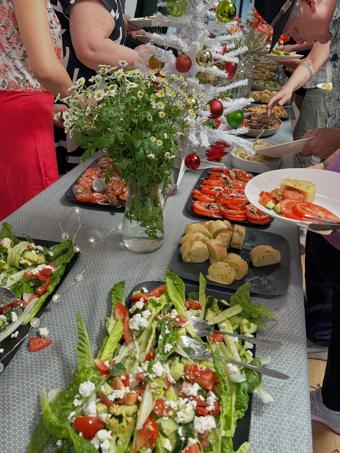 A lovely Christmas Lunch today at ACC. Thanks to all the helpers! We couldn&rsquo;t do it all without you. #communitylunch #alphington #neighbourhoodhousesvictoria
