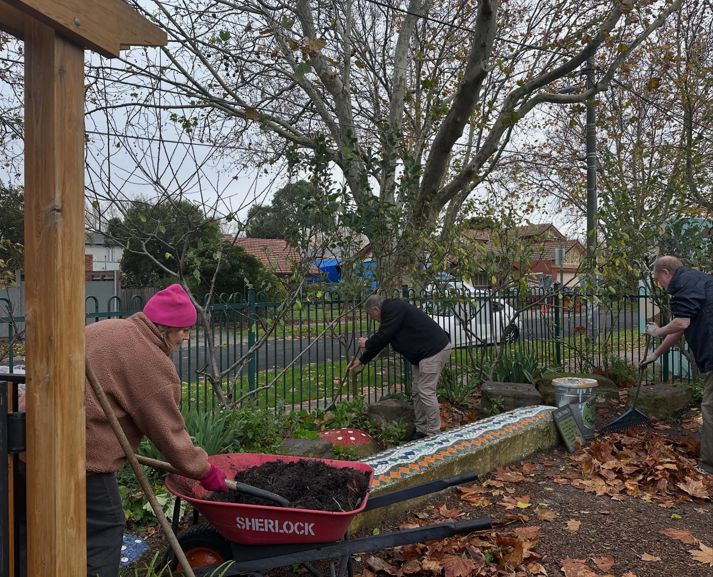 Working hard in the garden on Friday. Thanks Nat @darebincouncil for the fogo compost! #communitygarden #neighbourhoodhouse