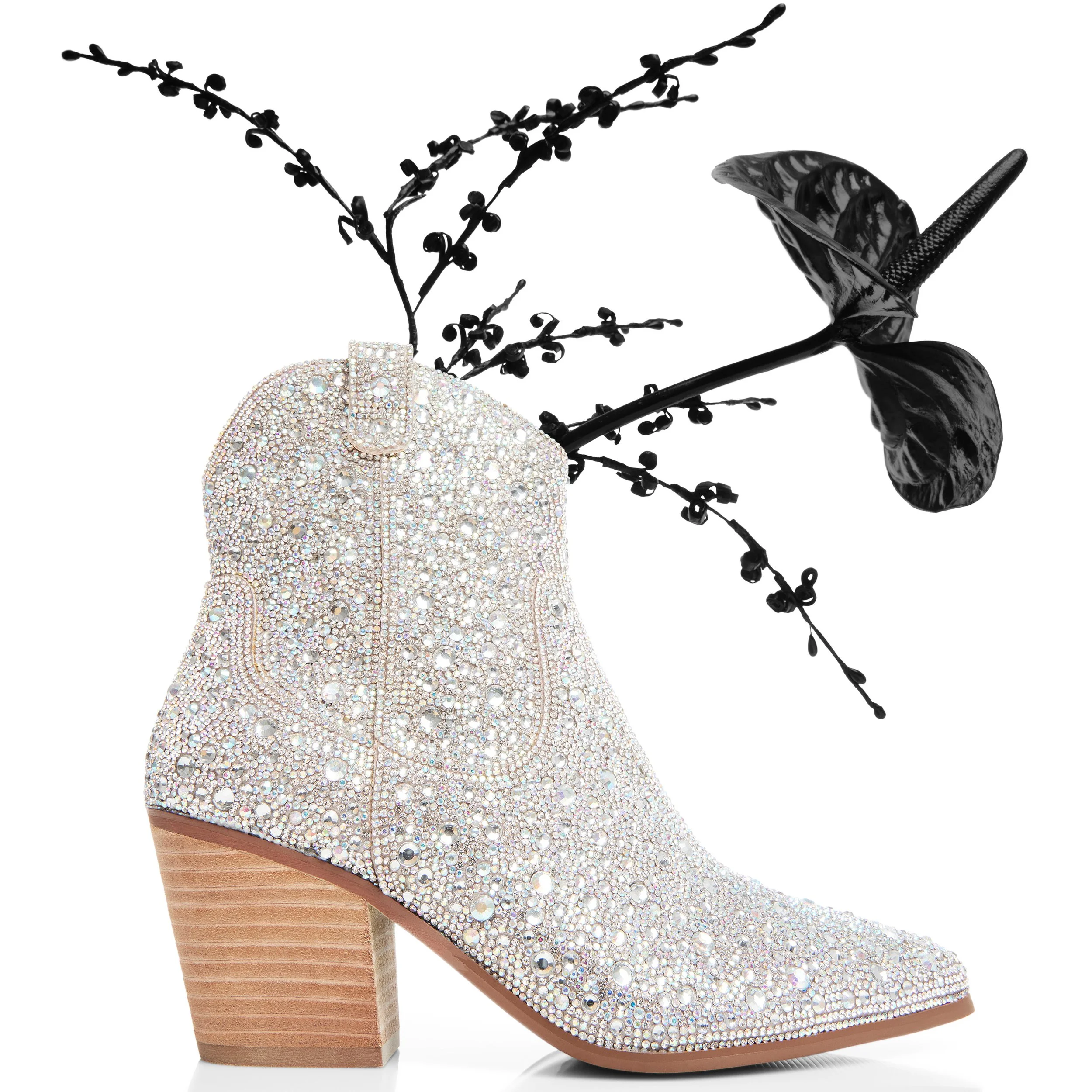 BETSEY_2023_Q1_STILLS_13_SB-DIVA_0665-CROPPED.jpg