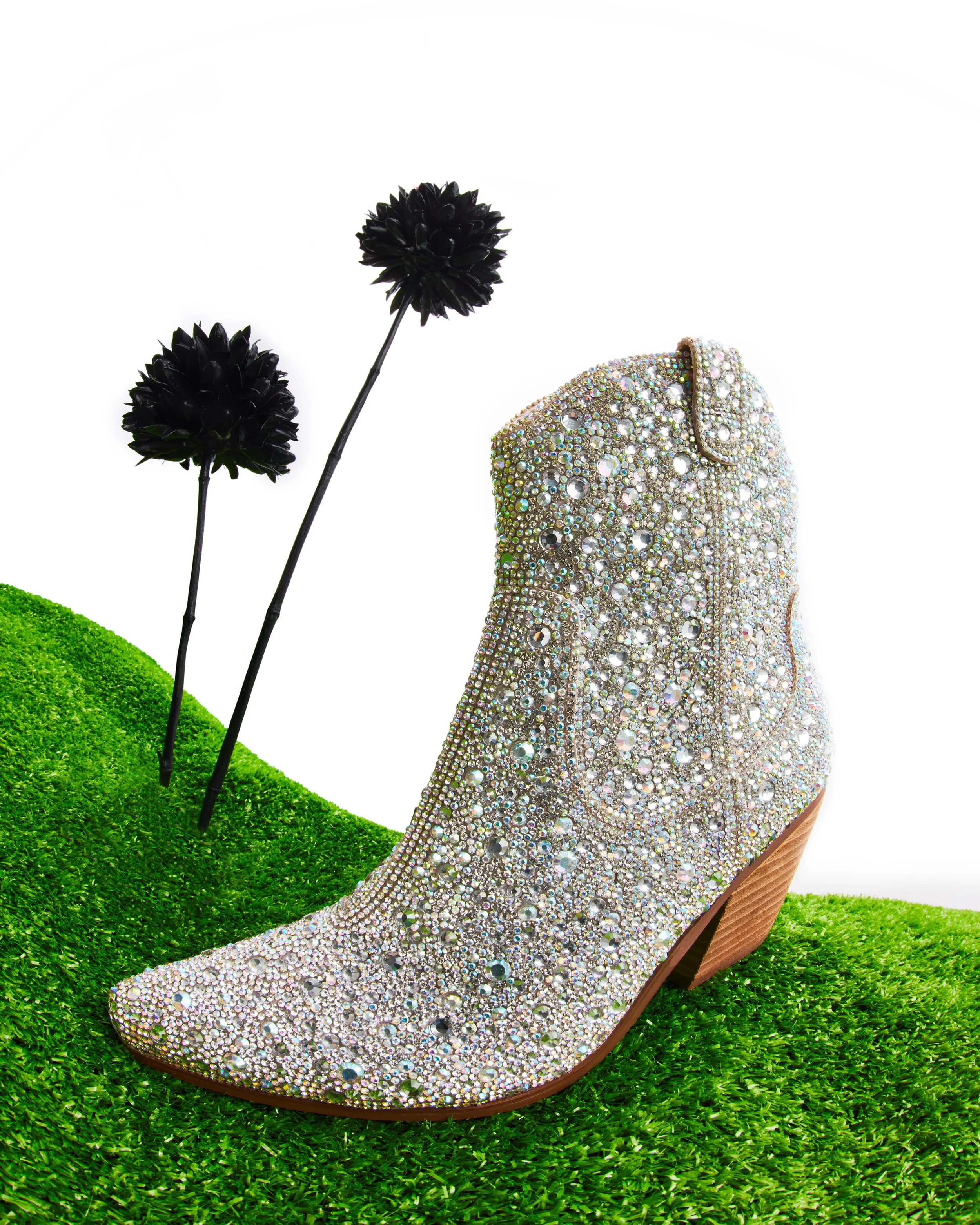 BETSEY_2023_Q1_STILLS_29_SB-DIVA_1239-CROPPED.jpg