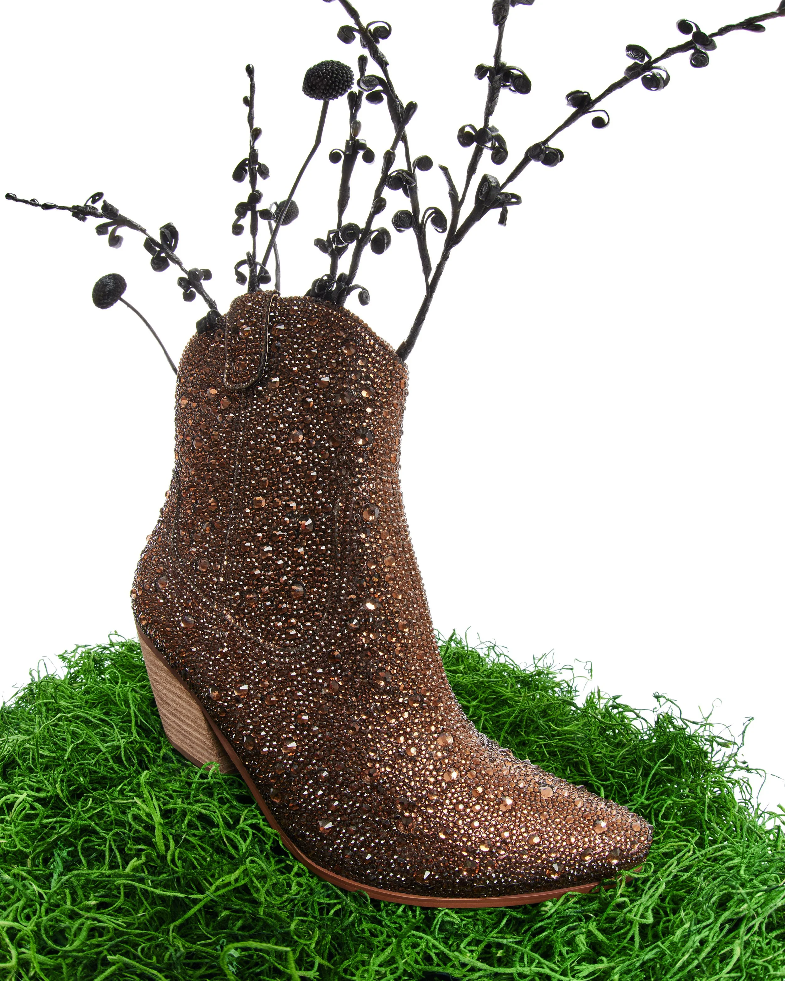 BETSEY_2023_Q1_STILLS_41_DIVA_1539-CROPPED.jpg