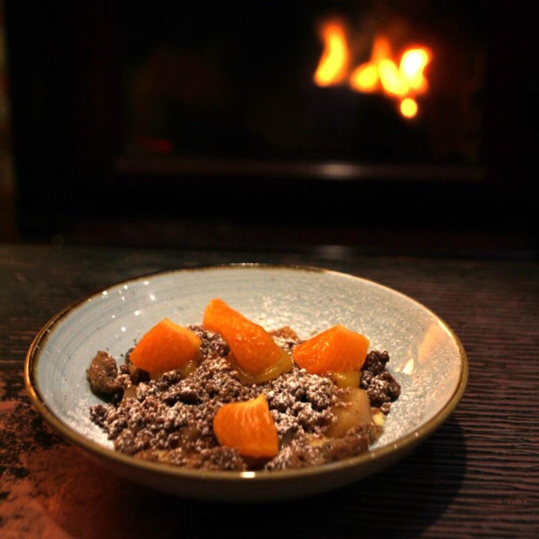 Warm up by the fire with our new vegan Poached Quince and Mandarin Crumble, served with a side of delicious coconut cream custard 🍊🔥 #seeyouatthegreen
