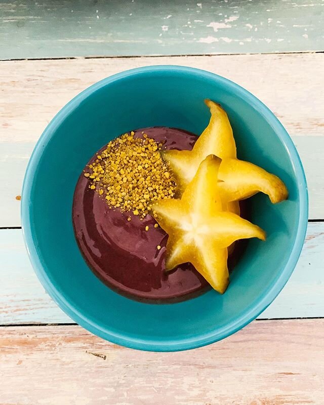 This bowl has us feeling like a superstar! 🤩
.
.
.
.
.
#healthylife #superstar #sundayfunday #acai #befree #covid19 #caranbola #superfruit #beepollen #birambi #starfruit #lowcalorie #beachstyle #reefpoint #eatingwithstars #starfood #sogood