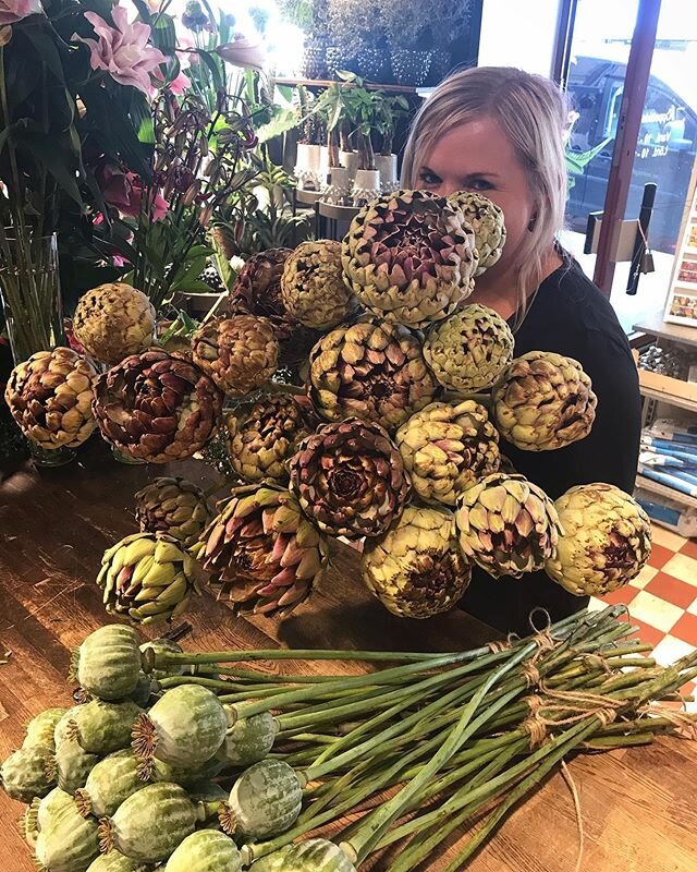 Hej Torsdag!!☀️🌾
Sk&ouml;rdetid p&aring; Prinsgatan, dags f&ouml;r upph&auml;ngning och torkning! Till h&ouml;sten blir de ursnygga som torkade, f&ouml;r vem vill inte ha det liksom?🍈🌳🌾
.
.
.
(SE HIT! -Snart semesterst&auml;nger vi v28-v31 och &a