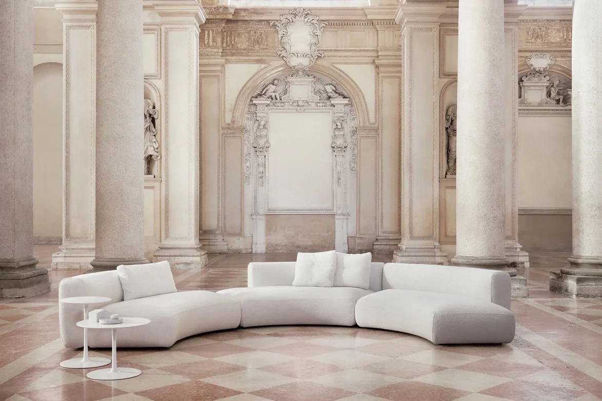cosy-curve-flow-low-table-lifestyle-23-mdfitalia-01~-~media--aa5d92e7--query.5aee096b.webp