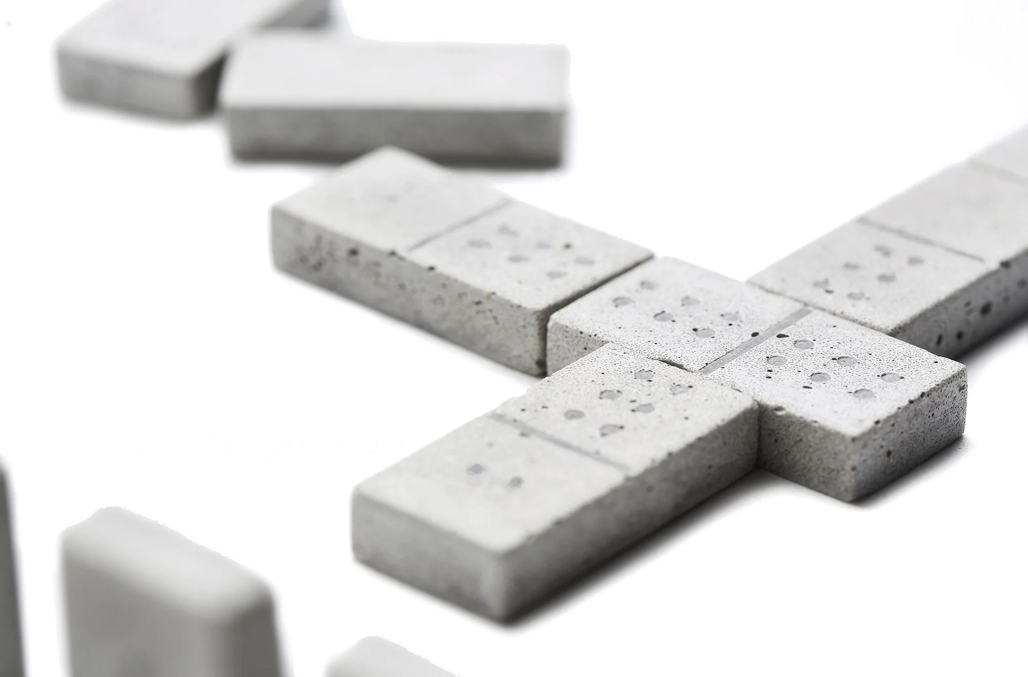 DOMINO 1.jpg