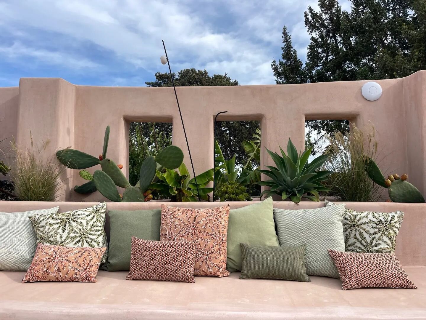 Brightening up your outdoor space with those #happy pillows in spring colors 🌈

Fabrics by @elitisfrance &amp; @sunbrella 
Lights by @karmanitalia 
Limewash materials by @tsokasmaterials 

#customdesign #colors #pillows #fabrics #designdetails #furn