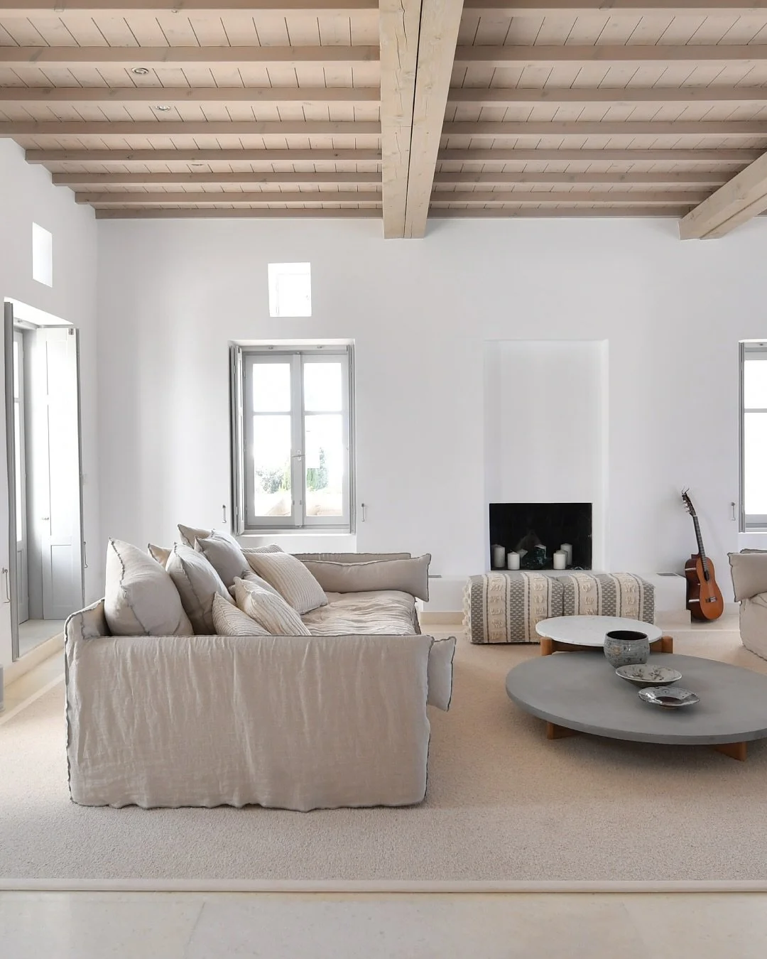 Don&rsquo;t you think it&rsquo;s time to transform your living room into a cozy haven?
 ✨Upgrade your sofa and embrace the warmth in your place 

#artgroup #sofa #interiordesign #decoration #decor #home #h#dreamhome #paros #artgroupinteriors #interio