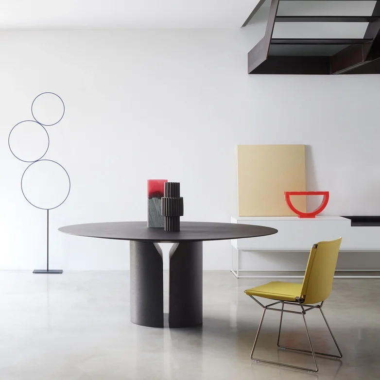 neil-textile-chair-nvl-table-lifestyle-21-mdfitalia-49~-~media--aa5d92e7--query.e92c45db.webp
