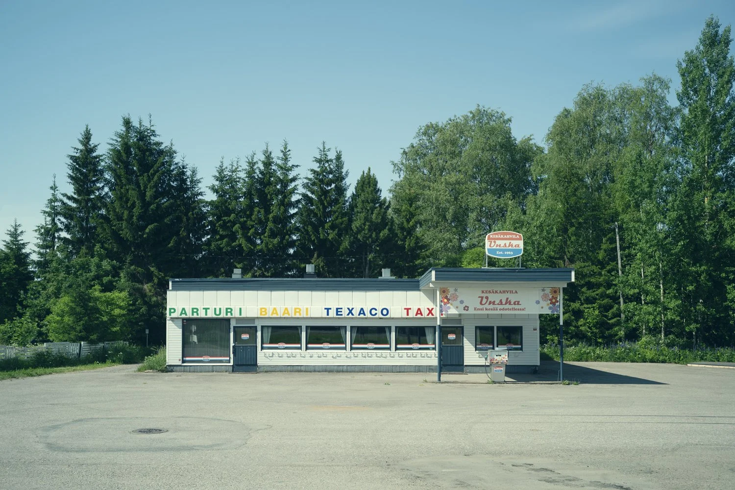 Parturi, baari ja kesäkahvila maalaismaisemassa