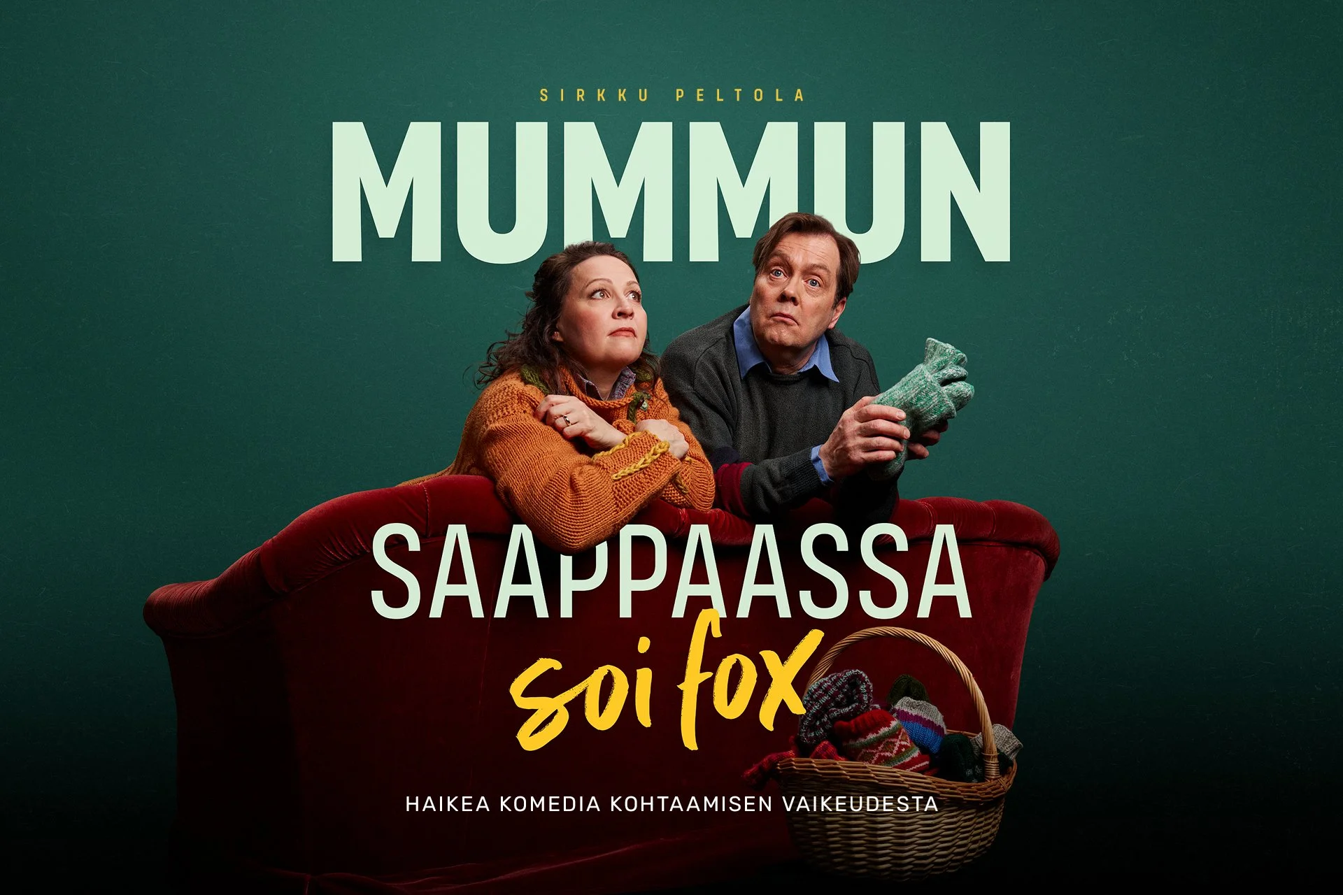 Kuvassa on kaksi ihmistä istumassa punaisessa nojatuolissa. Taustalla on vihreä seinä, jossa on suuria kirjaimia tekstissä 'MUMMUN Saappaissa', ja hienovaraisesti näkyy myös läppäri ja neuloja. Nainen istuu vasemmalla, katsellen sivulle, ja mies oike