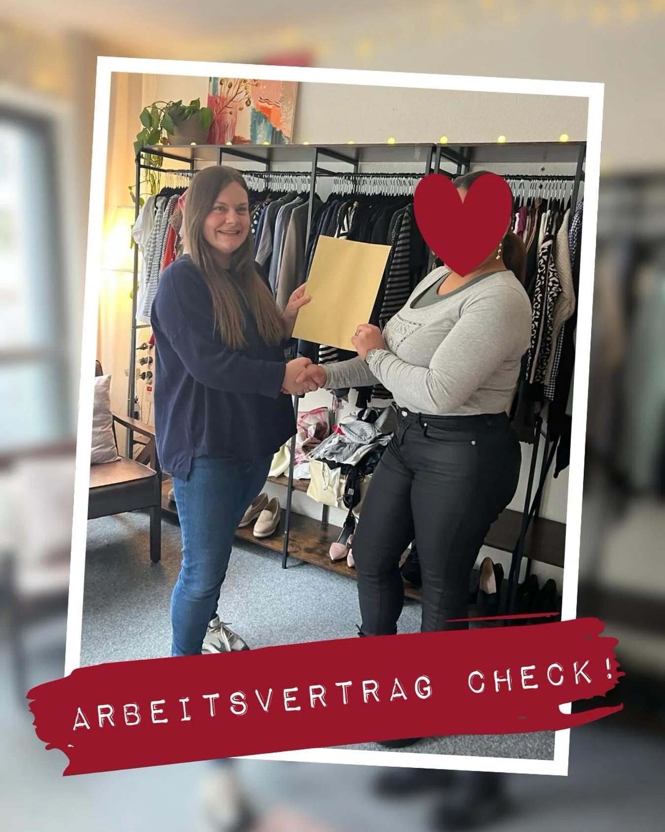 Arbeitsvertrag unterschrieben! 📝Juanita (Name ge&auml;ndert) ist ab jetzt unsere Kollegin &ndash; und wird mittwochs bei uns hosten, kochen, bewirten und f&uuml;r unsere Besucher*innen da sein. Wir freuen uns riesig, dass sie diese Chance ergreift u