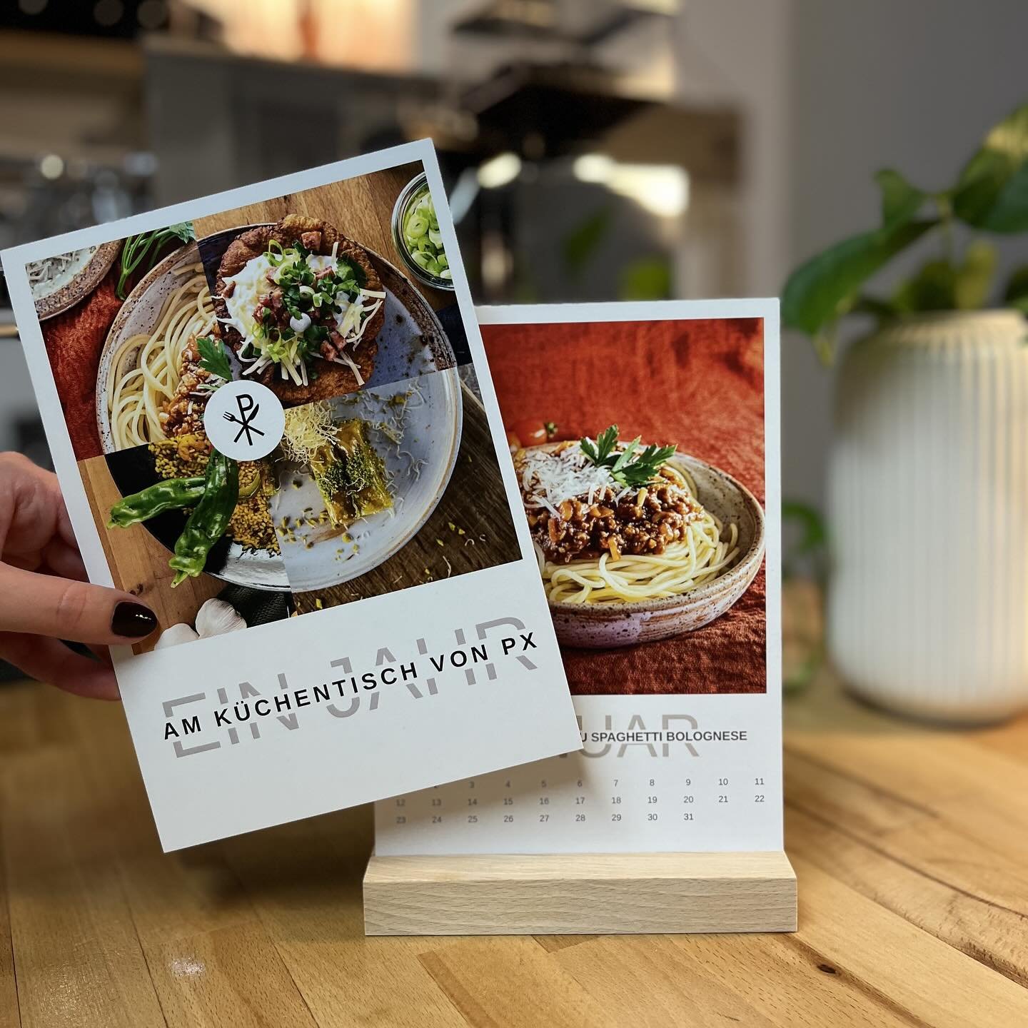 Der neue PX K&uuml;chen-Kalender ist da! Und du kannst ein Exemplar gewinnen!

Was lange nur eine Idee war &ndash; ein PX-Kochbuch &ndash; ist nun in etwas anderer Form Wirklichkeit geworden: unser K&uuml;chen-Kalender. Viele Monate Arbeit, Liebe un