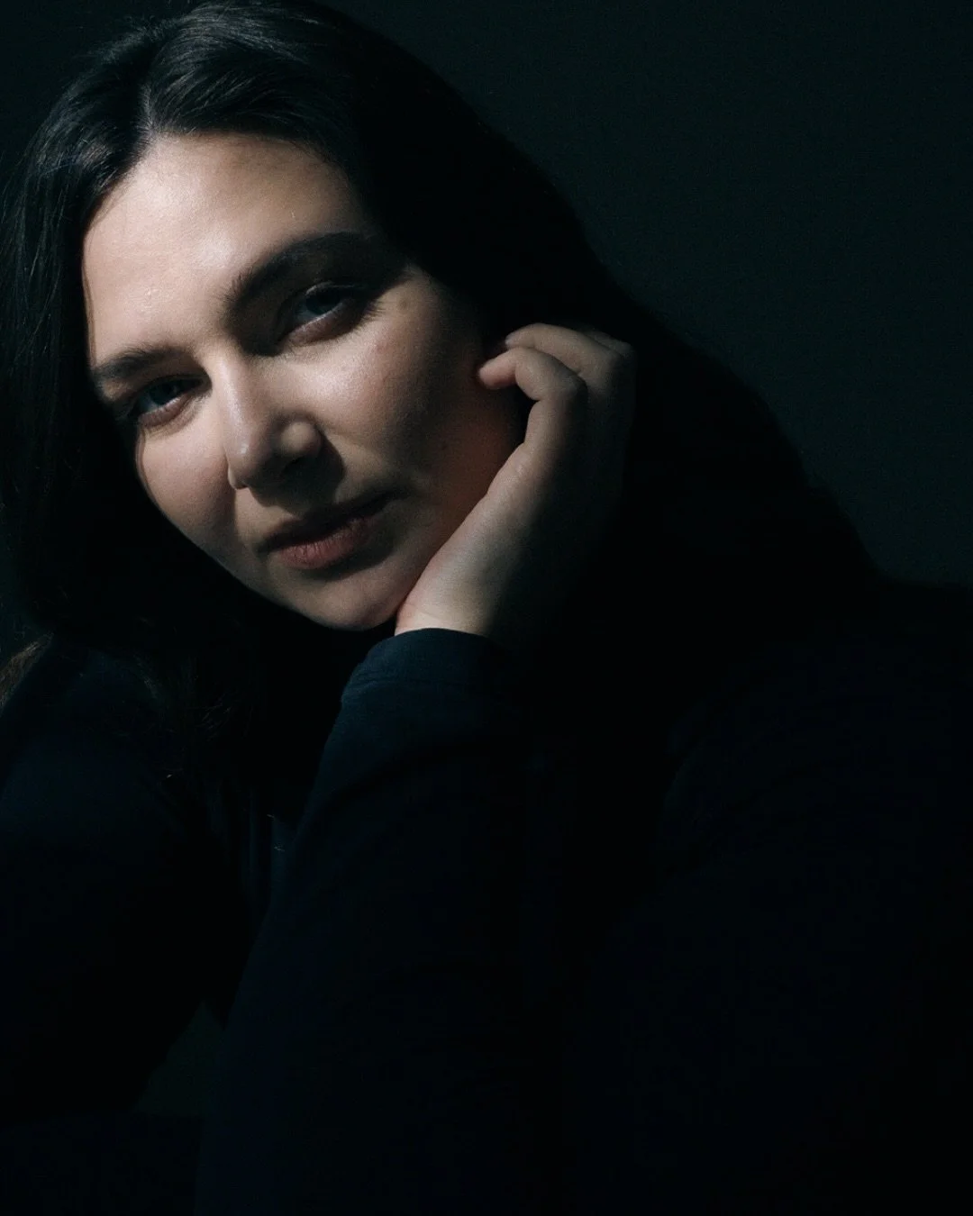 Světlo a st&iacute;n. Klid a s&iacute;la. 🌑✨

#muah @veronikamykolenko 
#model @tereza_vojtech_ 
#modelingagency @impactmodelsmgmt 
#photography @veronikamykolenko 

#makeupartist #Inteligentn&iacute;L&iacute;čen&iacute; 🖤 #brnomakeup #brnomakeupar