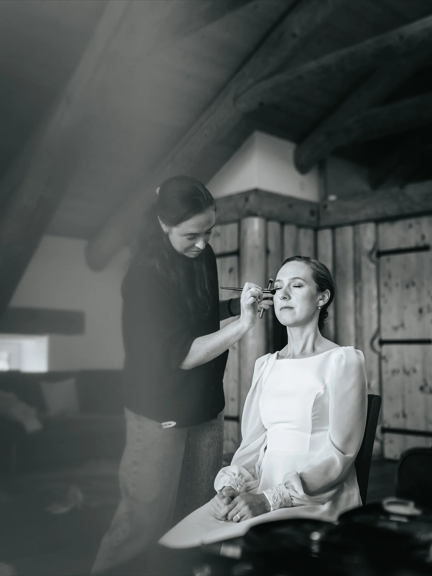 Posledn&iacute; svatby sez&oacute;ny jsou vždycky kouzeln&eacute; - klidněj&scaron;&iacute; tempo, tepl&eacute; barvy, spokojen&eacute; p&aacute;ry a trocha nostalgie&hellip; 🍂🤍

Tuto sobotu mě ček&aacute; posledn&iacute; svatba sez&oacute;ny 2025.