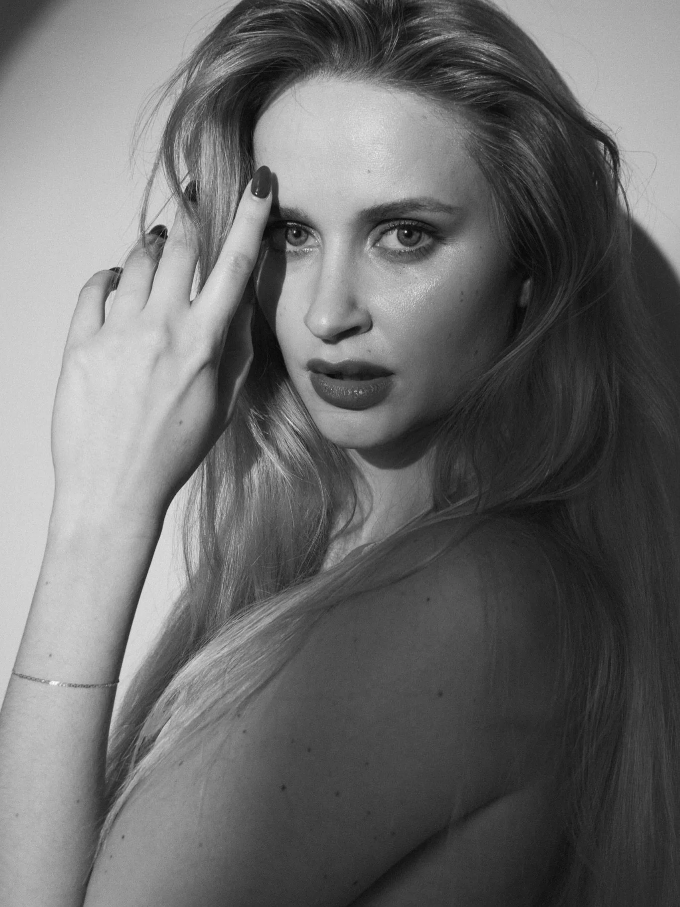 Každ&yacute; rok se měn&iacute;me.
Fotky po roce n&aacute;m připom&iacute;naj&iacute;, k&yacute;m jsme byly a jak daleko jsme do&scaron;ly. ✨

#model @cerna.kacka 
#styling @marie_mukarovska_dress 
#photo #makeup @veronikamykolenko 

#glowmakeup #mak