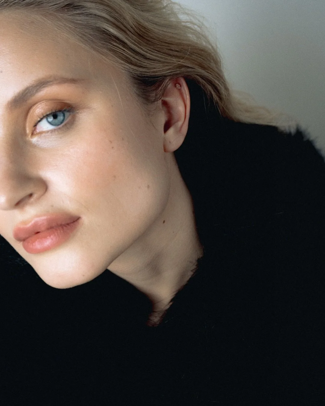 @cerna.kacka 🤍
beauty &amp; pics by me 

#glowmakeup #nude2026 #brnomakeup