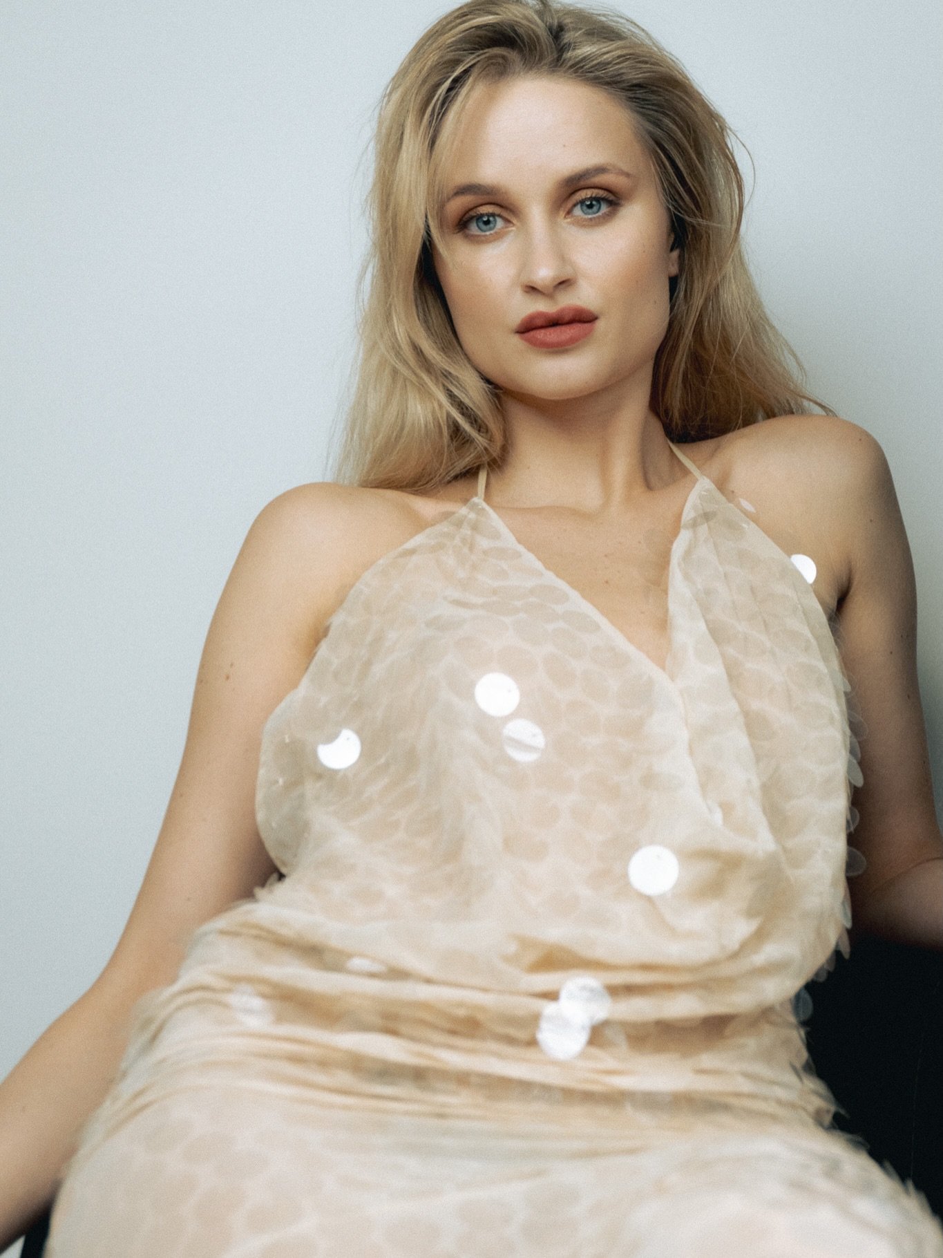 Zpomalit.

Poděkovat.

A s klidem se nadechnout do nov&eacute;ho roku. ✨

#muah #photo @veronikamykolenko 
#styling @marie_mukarovska_dress 
#model @cerna.kacka 

#new2026