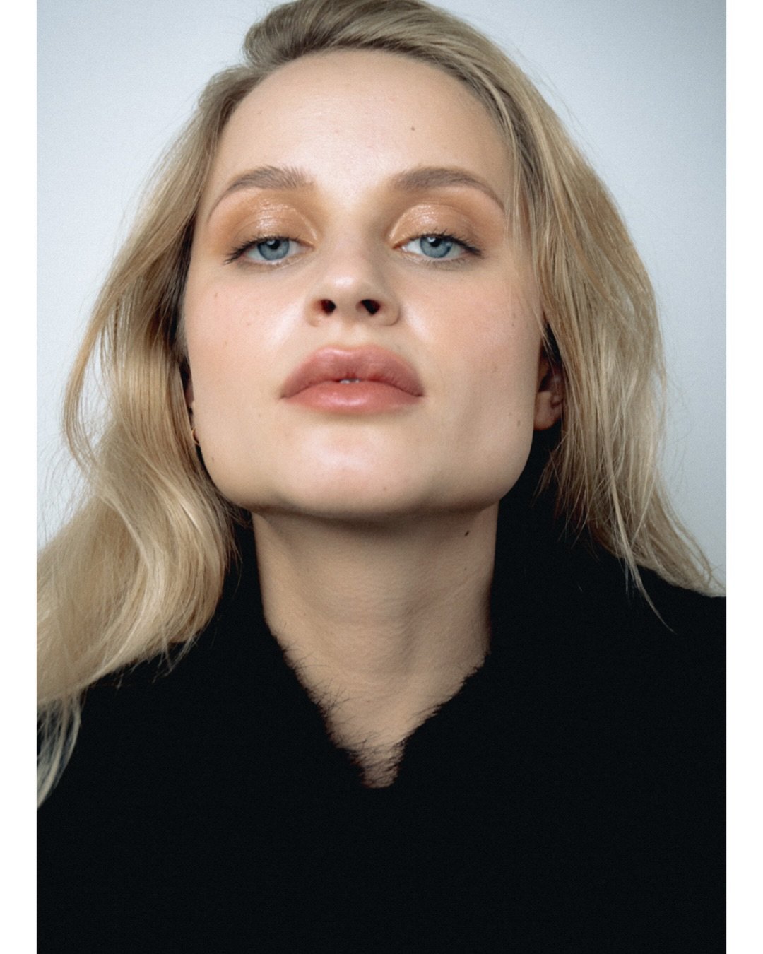 Přirozen&yacute; beauty make-up je o rovnov&aacute;ze.
O zv&yacute;razněn&iacute; rysů, ne o jejich přetv&aacute;řen&iacute;.

#model @cerna.kacka 
#mua #photo @veronikamykolenko 

#glowmakeup #nude