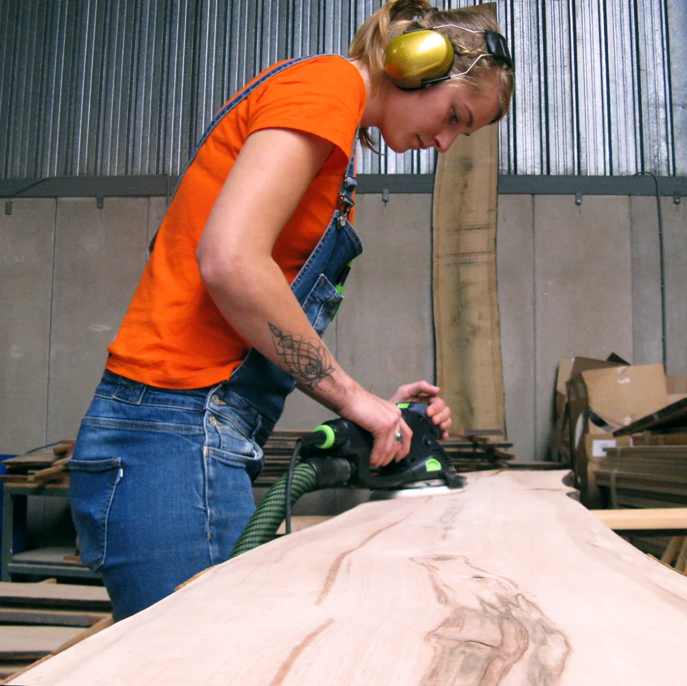 Na het drogen kan het bewerken van het hout beginnnen. Zowel in de werkplaats van Buurman als bij sociale werkplaatsen uit de buurt wordt gewerkt aan de producten.
