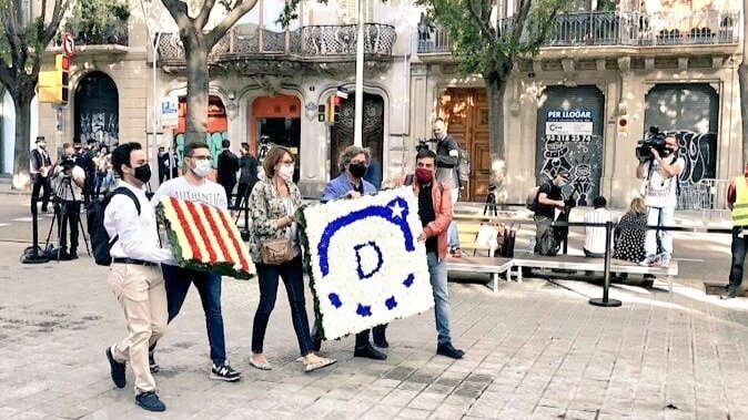 Joves Demòcrates participa a la ofrena floral al monument a Rafael de Casanova