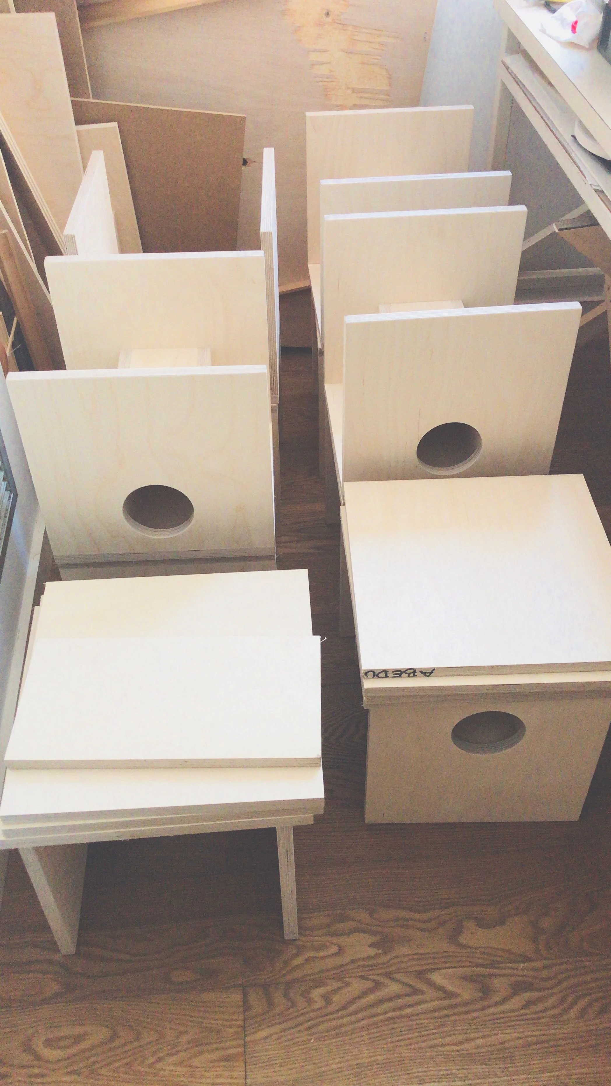 The large pieces have already arrived, cut according to the drawn plans and prepared to assemble and paint.