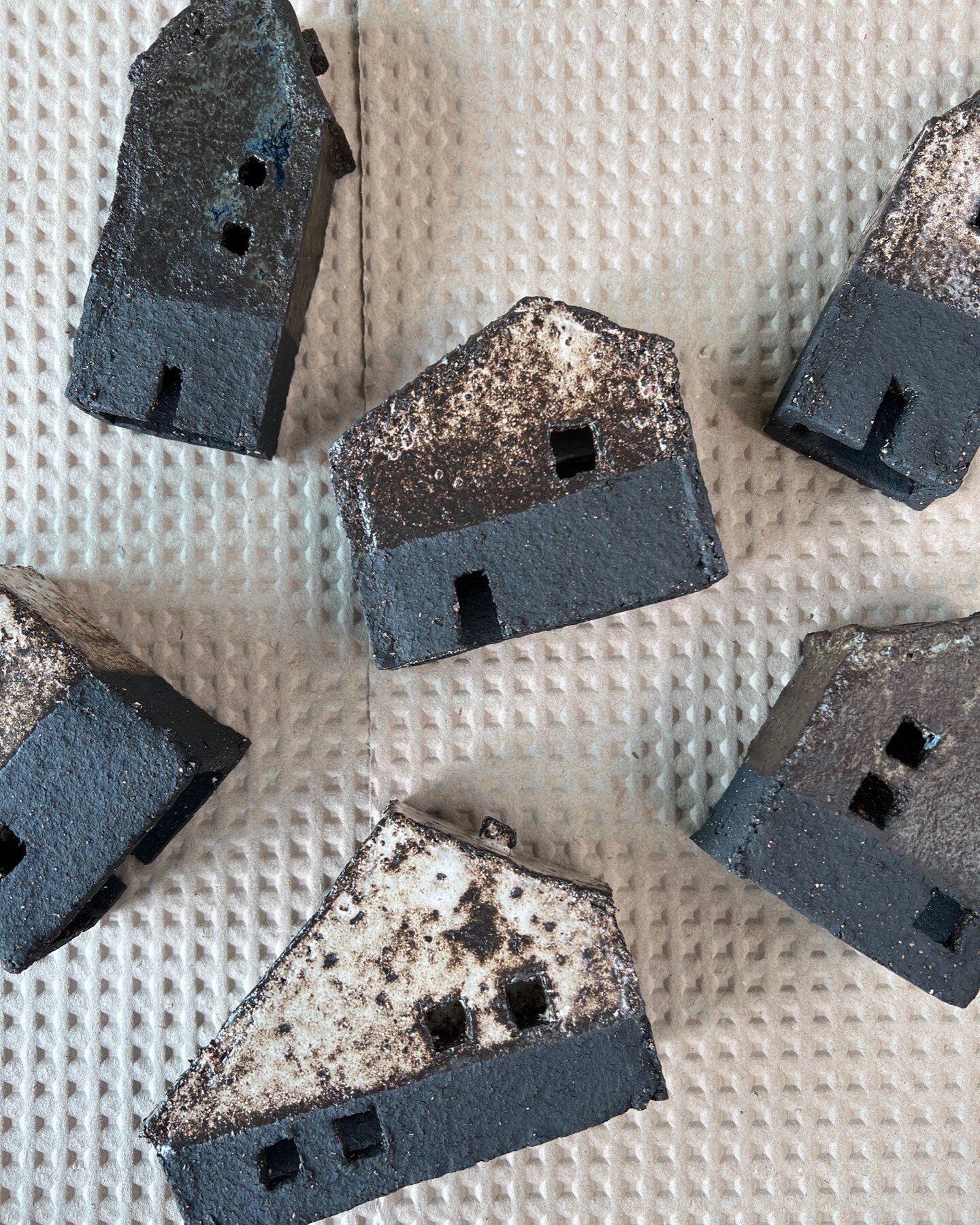 swipe to see the making of these beautiful little black clay houses made by Jo crispy who attends our Wednesday classes 🤩

___________
 

Mondays - Saturdays / 3 hours - 8 weeks

Tutor-led Termly Classes for all levels (beginner to professional)

Cl