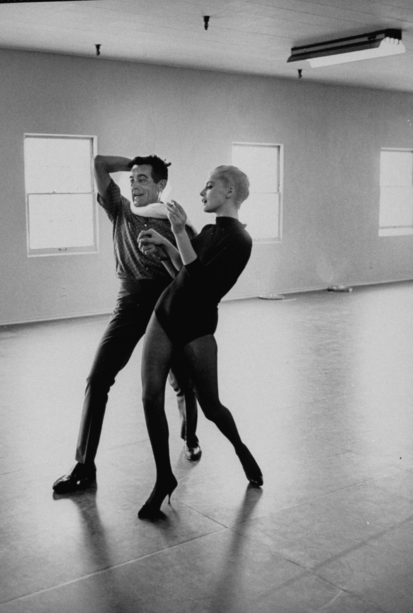 Allan Grant, Dance instructor Bob Sidney, giving lessons to Italian actress Virna Lisi, 1964.jpg