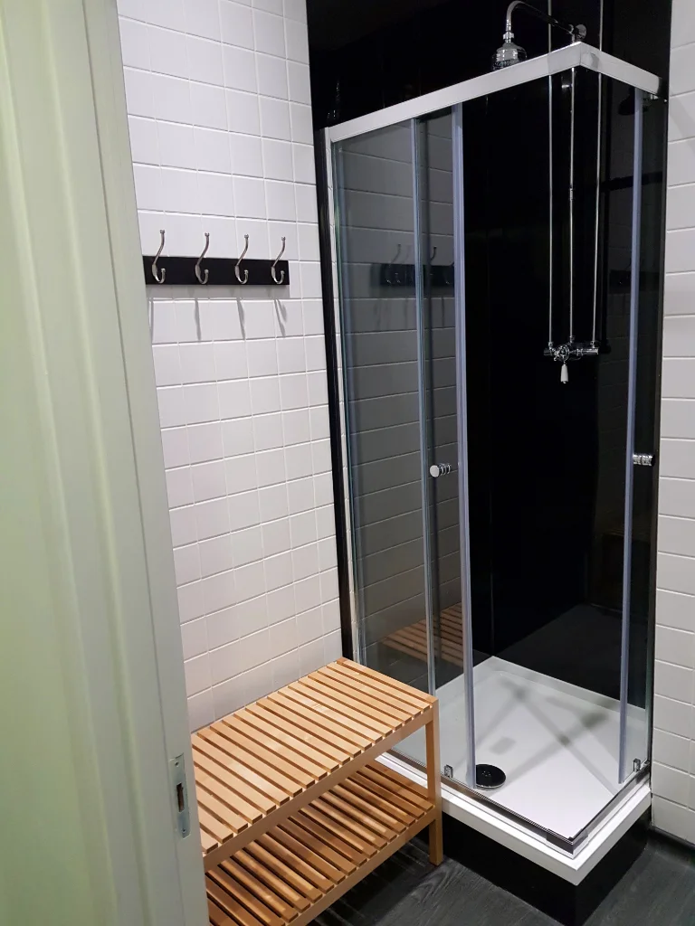 Rentadesk+West+Shower+Room.jpg