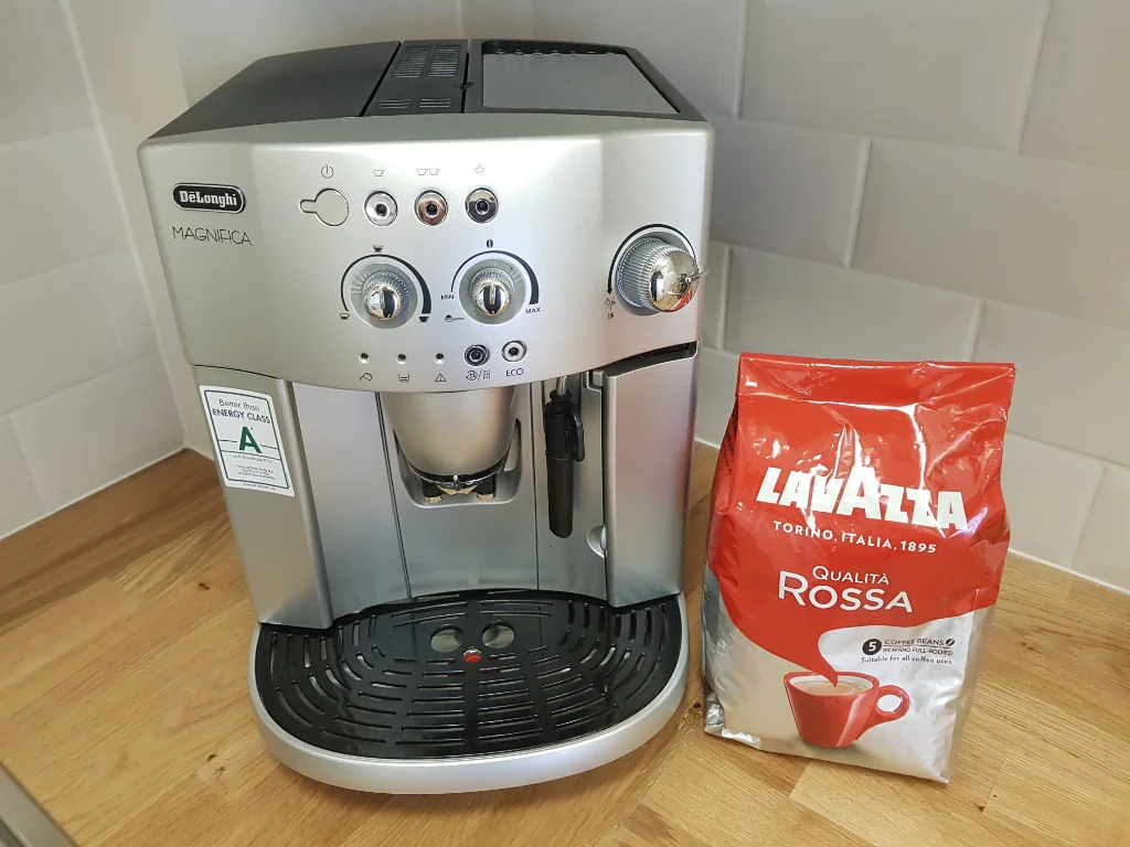Rentadesk+Shepherds+Bush+co-working+space+-+Delonghi+Magnifica.jpg