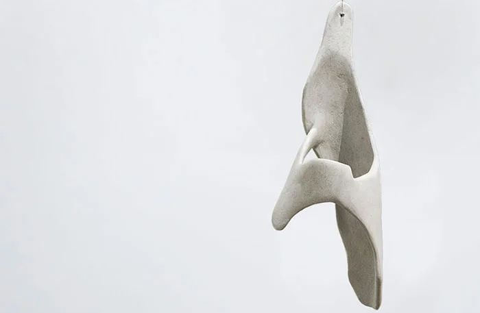 La sculpture moderne est indissociable de la remise en question du socle, ce piédestal qui permet à l’oeuvre de dominer le spectateur. Il sacralise les sujets représentés — comme le sacrifice à la guerre — ainsi qu’un certain type de sculpture — le monument. Mais vint Rodin qui, avec Les bourgeois de Calais, osa placer ses héros au ras du sol. Vint ensuite Brancusi qui ne se libéra pas totalement du socle, mais qui lui nia tout de même sa fonction convenue, en en faisant un élément de sa réflexion, ne le gardant que s’il faisait partie logiquement de la sculpture. Read More→