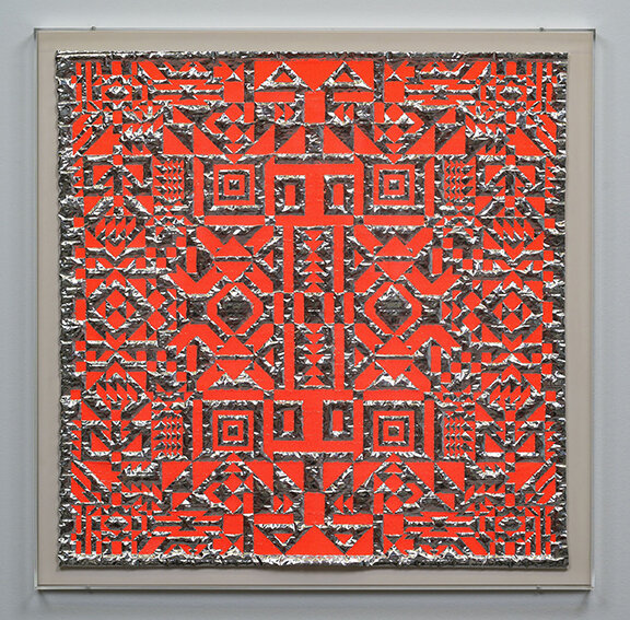  Caroline Monnet,  Radiant System n.5 , 2020, Broderie sur feuille de bulles thermiques, 26 1/4” x 26 1/4” x 1 1/2” 