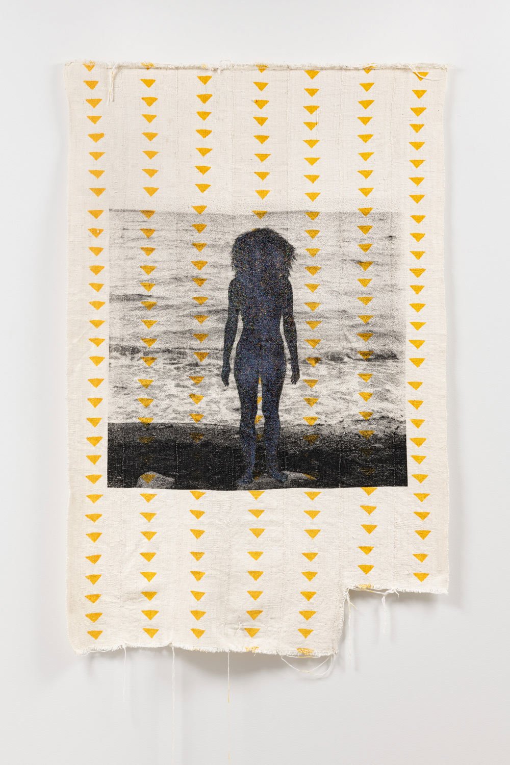   Émilie Régnier,   Hypervisible/Invisibilité , 2022, Impression sur bogolan et matériaux mixtes / Print on bogolan cloth and mixed media, 156 x 102 cm 