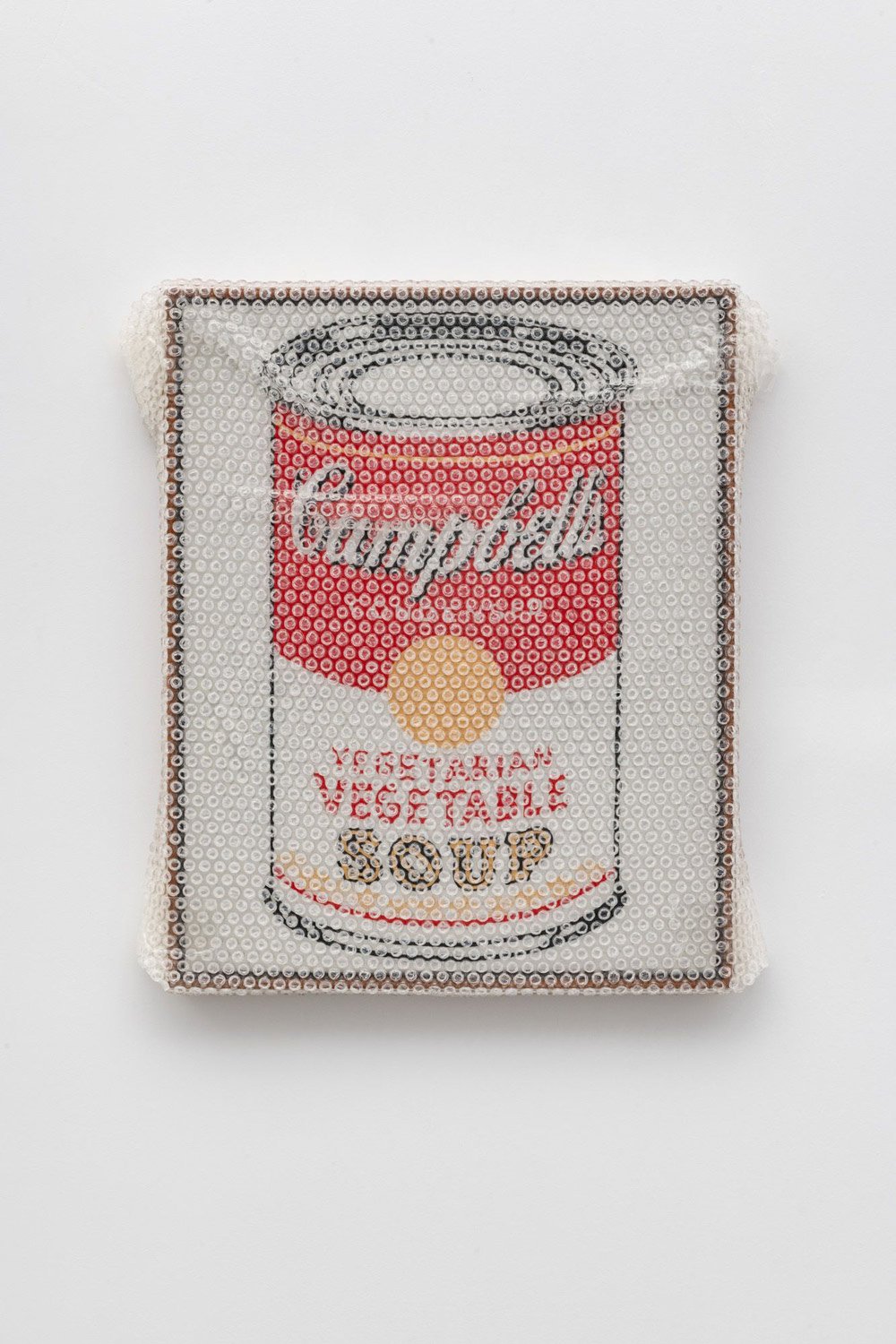   Tammi Campbell  -  Campbell's Soup Can (Vegetarian Vegetable) with Bubble Wrap and Packing Tape , 2022   Acrylique sur toile avec cadre en bois / Acrylic on canvas with wood frame 22 1/8 x 18 in.  