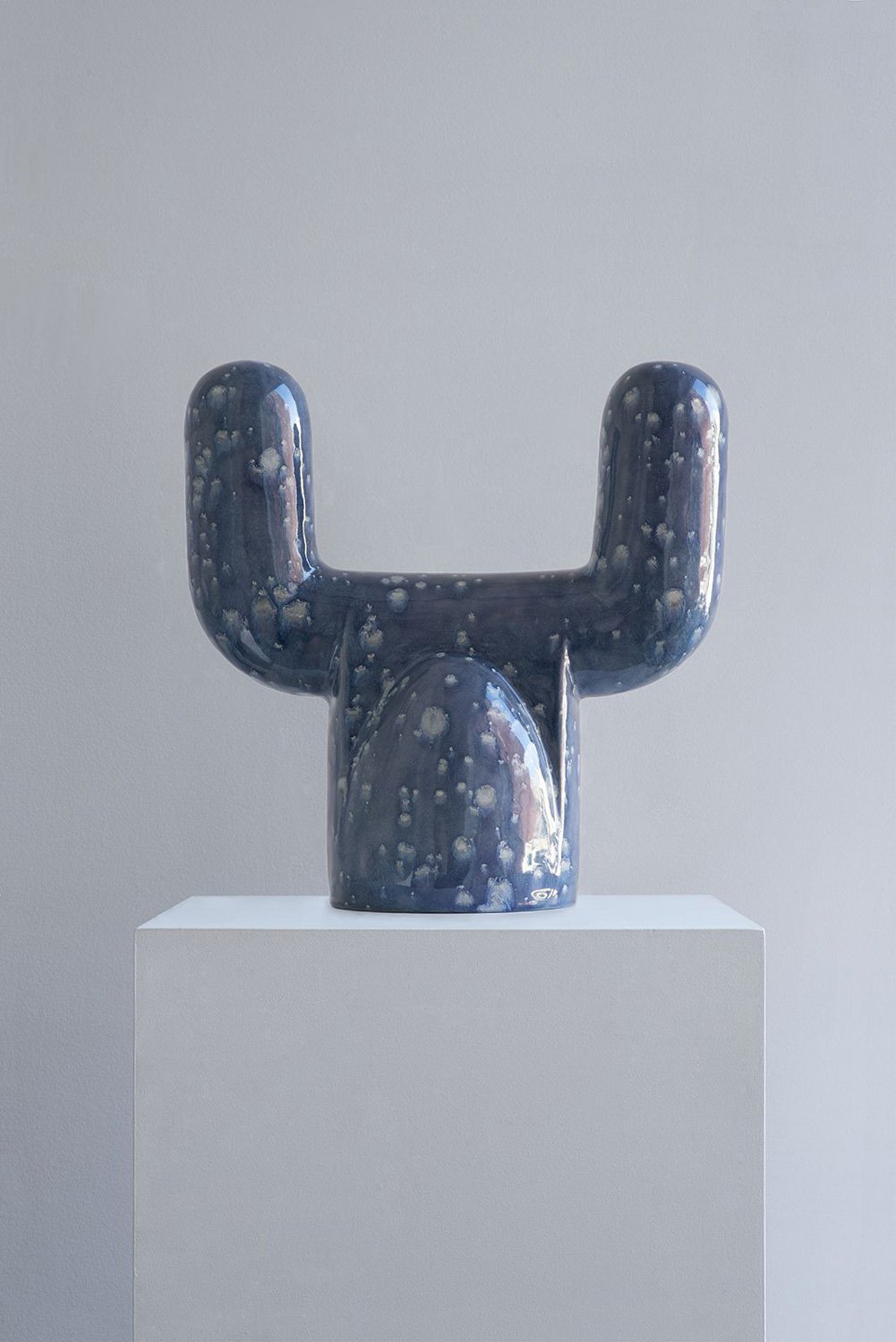   An Te Liu  -  IO (Verschlimmbesserung III) , 2022   Faïence émaillée / Glazed earthenware 14 x 6 1/2 x 13 3/4 in.  