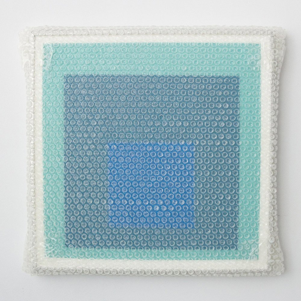  Tammi Campbell  -  Homage to the Square with Bubble Wrap and Packing Tape , 2023   Acrylique sur panneau avec encadrement de métal / Acrylic on board with metal frame 17 x 17 in.  