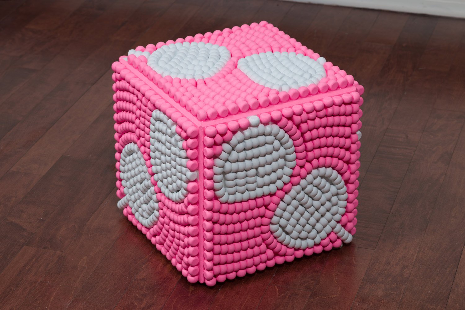Renée Condo - Pemitg MFT I , 2023 Billes de bois sur résine / Wood beads on resin 13 x 13 x 13 in. (33 x 33 x 33 cm)