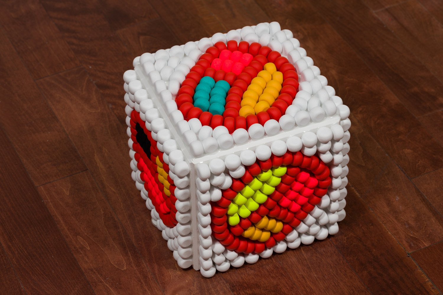 Renée Condo - Mntu MFT IV , 2023 Billes de bois sur résine / Wood beads on resin 8 x 8 x 8 in. (20.3 x 20.3 x 20.3 cm)