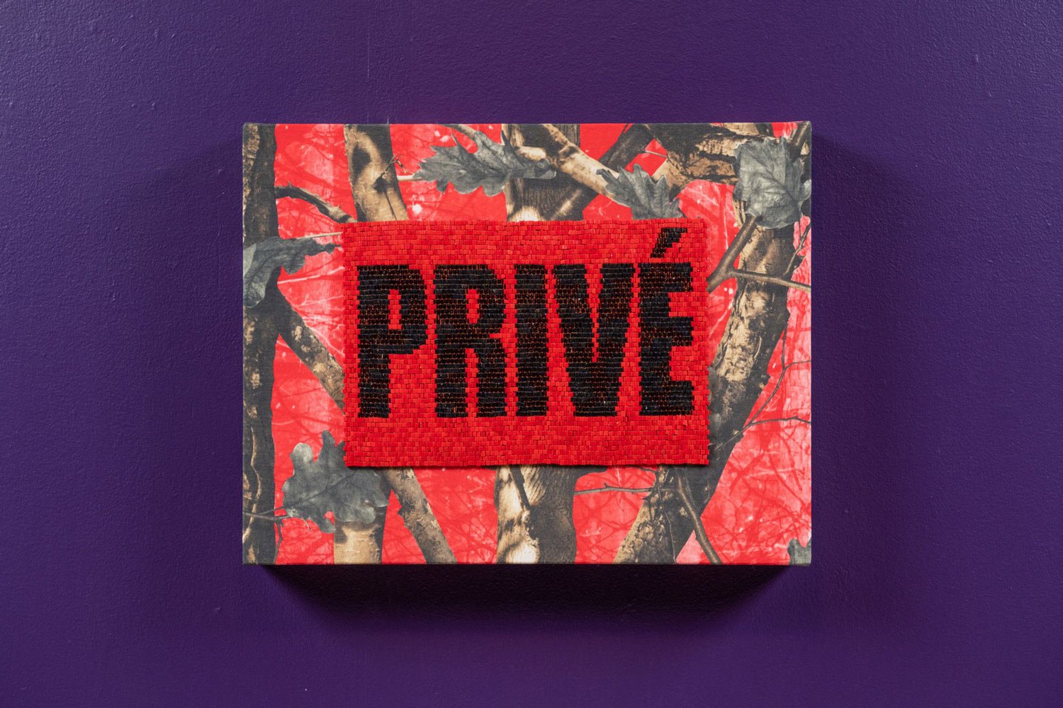   Nico Williams  -  Privé (rouge) , 2022  Perles de verre, tissu Commander et coton / Glass beads, Commander fabric and cotton  15 x 18 in. (38.1 x 45.7 cm) 