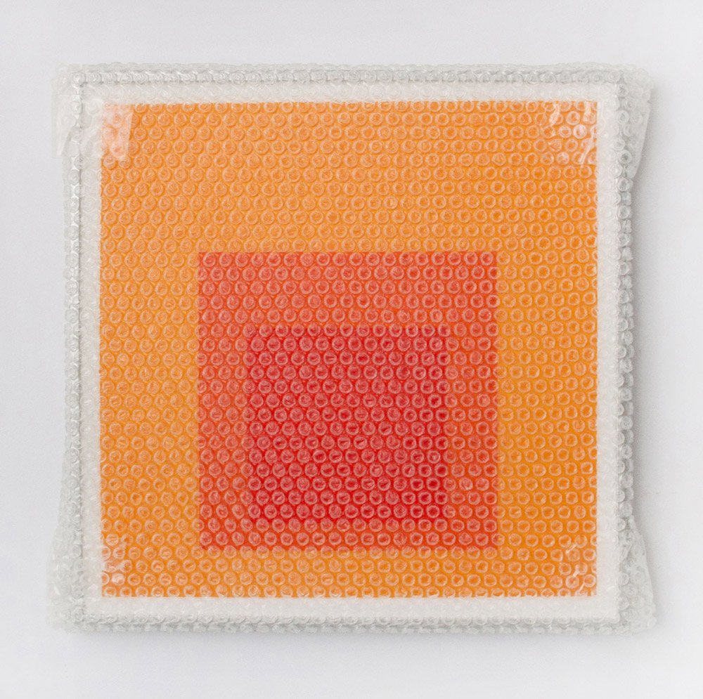 Tammi Campbell - Homage to the Square with Bubble Wrap and Packing Tape , 2023 Acrylique sur panneau avec encadrement de métal / Acrylic on board with metal frame 17 x 17 in. (43.2 x 43.2 cm)