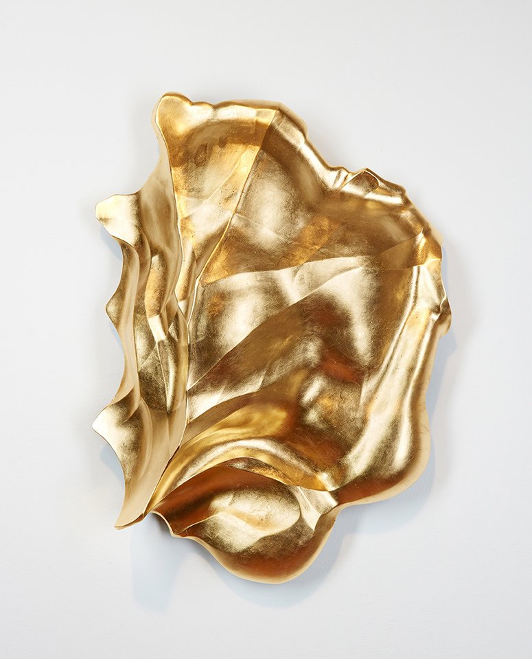 Evan Penny - GUILDED BODY FORM-3 , 2024 Resin, gold leaf 20" x 29" x 26" (51 x 74 x 15 cm)