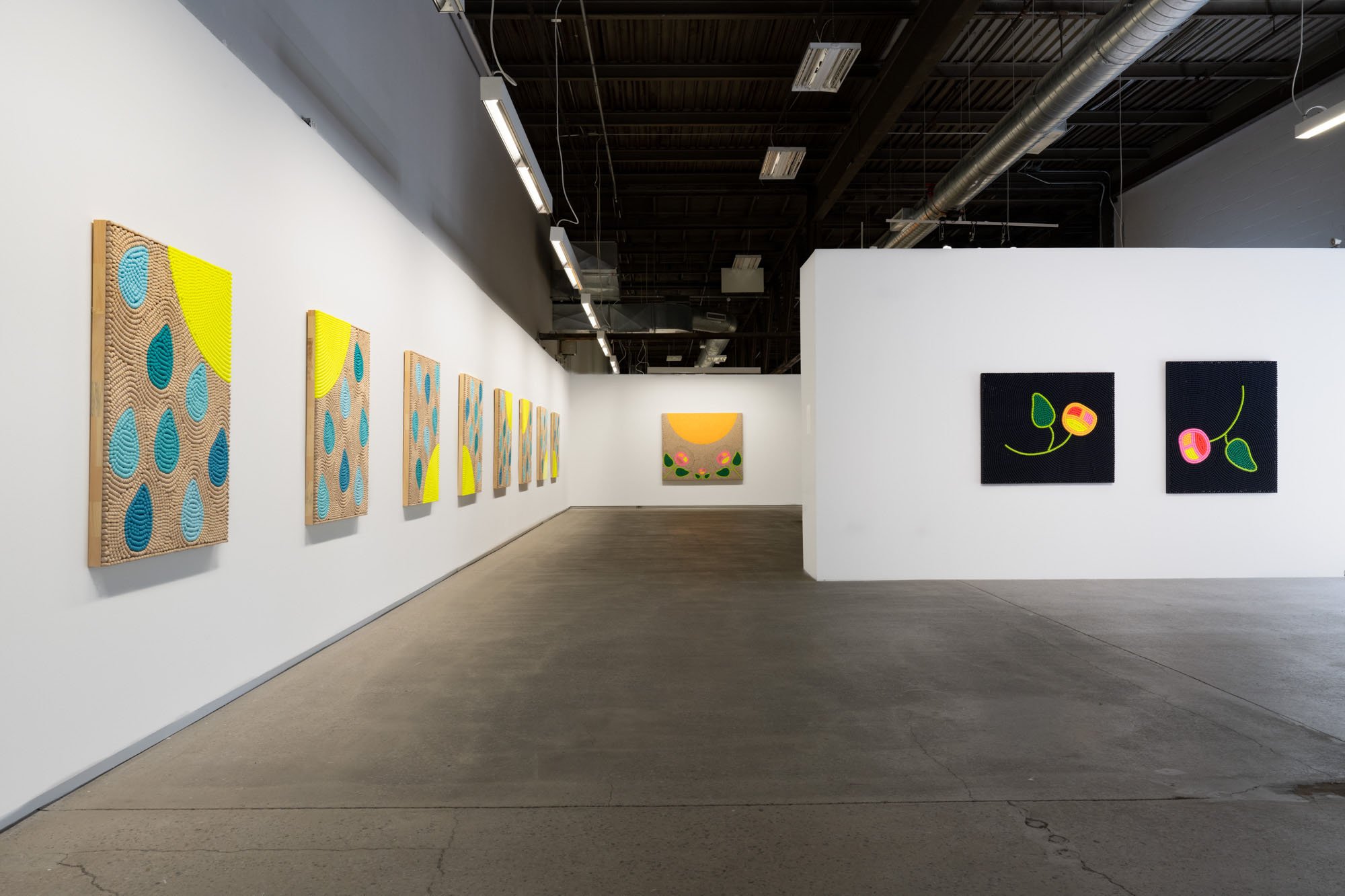 Renée Condo , One who shatters particles, one who smells flower, 2025. Vue d’installation / Installation view.